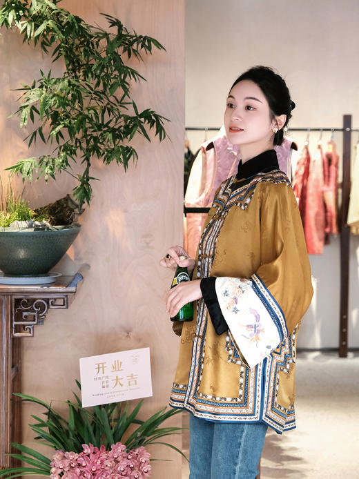 盛唐牡丹盛奢系列| 限量款| 高货-重缎凤尾蝴蝶纹一字扣长上衣-黄色(特殊商品不退不换) 商品图1