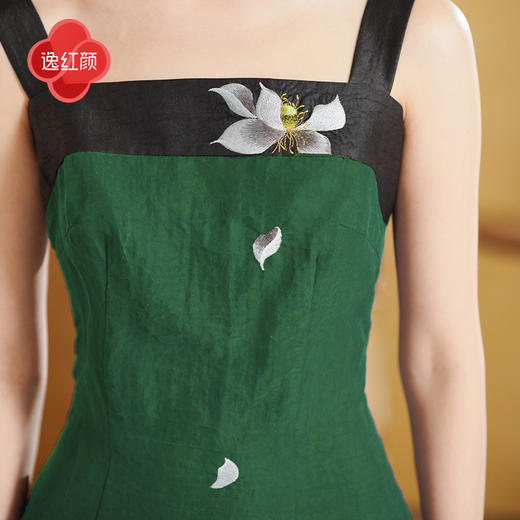 上海逸红颜莲絮2025夏季新款20姆米龟裂纹香云纱刺绣新中式吊带裙 商品图3