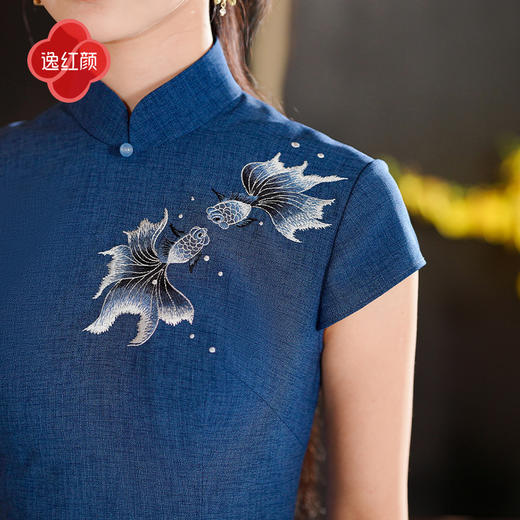 上海逸红颜锦婉2025年夏季新款时装料锦鲤刺绣新中式好运送考旗袍 商品图3