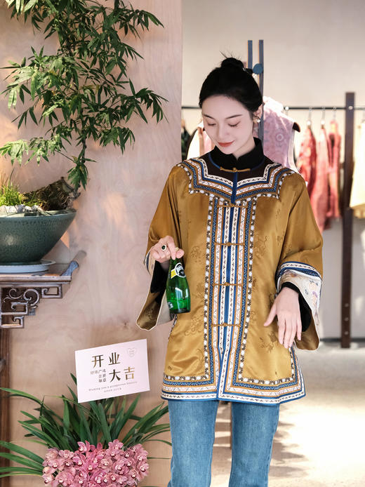 盛唐牡丹盛奢系列| 限量款| 高货-重缎凤尾蝴蝶纹一字扣长上衣-黄色(特殊商品不退不换) 商品图0