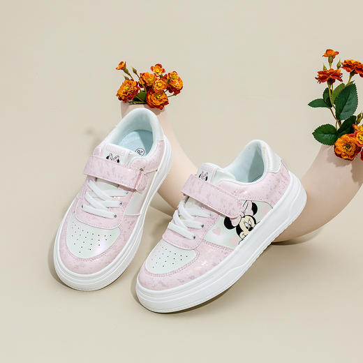 🌿【开学季】迪士尼春季开学特价小白鞋系列：❗️❗️❗️ 1、颜色搭配清爽有质感，🌟鞋款挺阔有型，上脚时尚又好看💕 2、橡胶大底搭配防滑纹设计，增加摩擦力，⭕宝宝出行更安全  商品图4