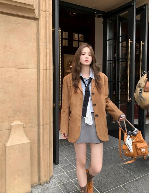 🌟【悉尼往事】 早春韩系复古麂皮棕色西装外套8838： ✅经典廓型西装再现💕，去繁为简＆重塑比例，💰强调舒适度与时髦度兼具，上身挺阔显气质，🌸干练百搭。  商品图2