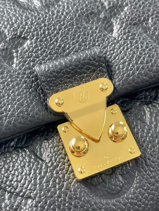 春季特惠💰900 原单LV M12144黑 尺寸：12.5×6×21cm NANO MADELEINE 全皮链条斜挎包 商品图5