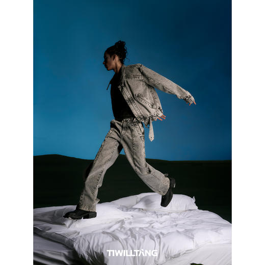 启世录TIWILLTANG“铸窒陉翼”三角折边翻领牛仔夹克 商品图3