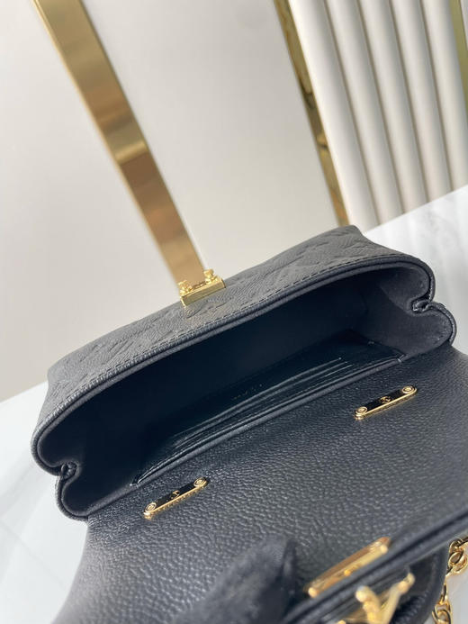 春季特惠💰900 原单LV M12144黑 尺寸：12.5×6×21cm NANO MADELEINE 全皮链条斜挎包 商品图7