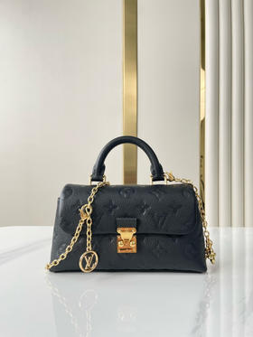 春季特惠💰900 原单LV M12144黑 尺寸：12.5×6×21cm NANO MADELEINE 全皮链条斜挎包