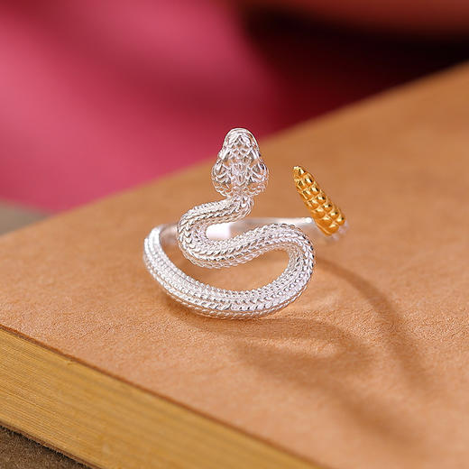 S925纯银镀白金分色响尾蛇灵蛇，开口本命年轻奢时尚潮流戒指CW-JZ06935 商品图0