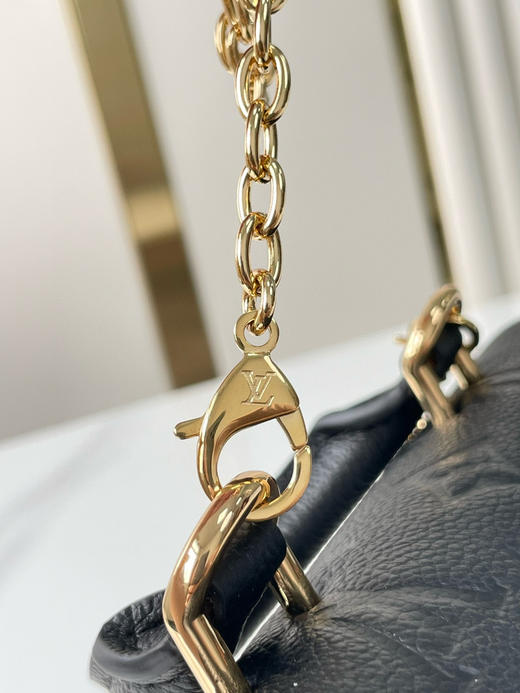 春季特惠💰900 原单LV M12144黑 尺寸：12.5×6×21cm NANO MADELEINE 全皮链条斜挎包 商品图6