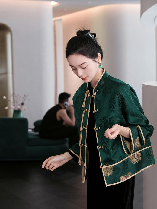 瑕疵|盛唐婧 |中式国风祖母绿库缎八仙纹外套[特价品](特殊商品不退不换) 商品图2