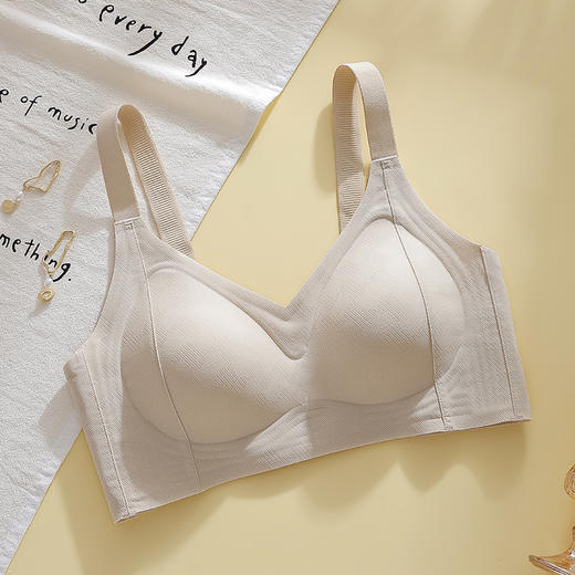 【板嫣提花云感果冻内衣】告别传统钢圈的束缚与不适！采用了新型果冻胶条 手感柔软舒适  无痕收副乳 高弹力提花升级面料 聚拢无束缚  可机洗解压一体内杯  生活需要自由，内衣也不例外 商品图5