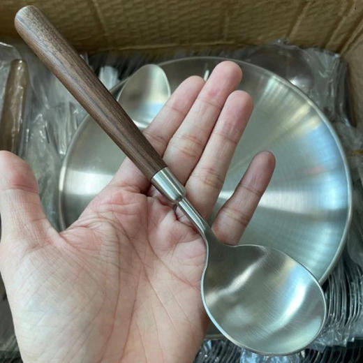 「9.9到手3把！复古仿胡桃木勺子」拉丝西餐具不锈钢圆头汤勺调羹居家日用日式餐勺餐饮用具 商品图0