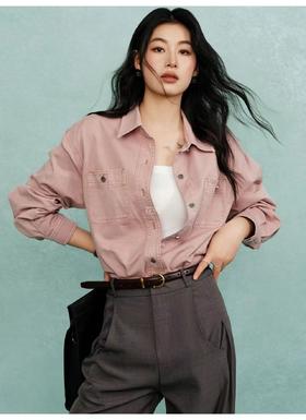 【早春翻糖粉牛仔外套】 设计师款，纯棉的牛仔衬衫也可作为外套两穿 竹节肌理感纯棉面料，上身有筋骨感，