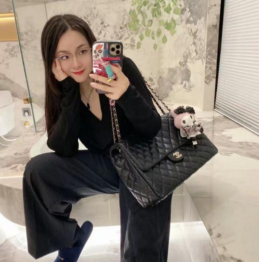 CHANEL香奶奶 24C 菱格衔缝翻盖链条 颗粒压花小牛皮 机场包手提包单肩斜挎包 超大号 女款 黑色（HH） 商品图5