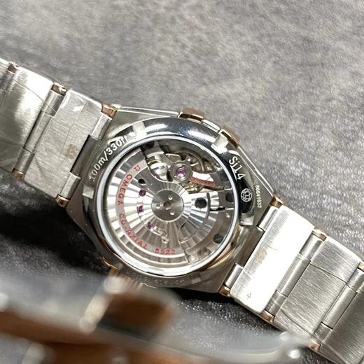 V6新品：欧米茄星座系列PLUMA轻羽腕表，搭载一比一8520机芯，天然蓝色炫彩贝母表盘，表扣轴承采用与正品一样的材质，一比一的做工，市场公认好的版本！ 商品图14