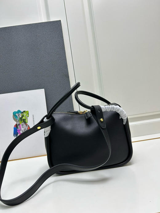 春季特惠💰600 普拉达新款保龄球包KK451 这款Lindy手拎包/肩背款采用小牛皮 商品图3