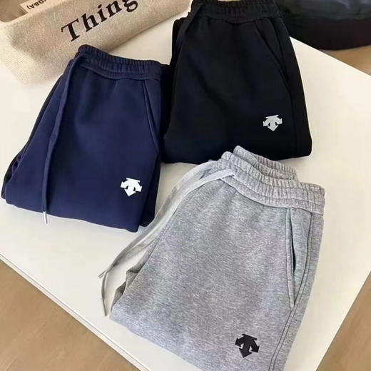 外贸韩国尾单迪桑特运动裤 ，卫裤
3色情侣  立体硅胶logo
不变形，不开裂
品质杠杠好 商品图0