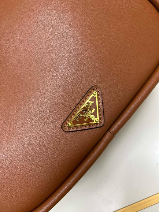 春季特惠💰600 普拉达新款保龄球包KK451 这款Lindy手拎包/肩背款采用小牛皮 商品图5