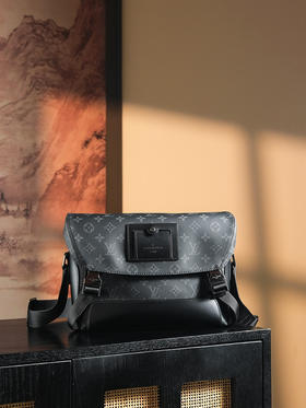 Lv男士邮差包 原厂皮系列