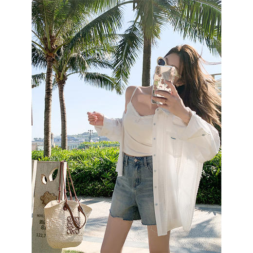 <曾小咸推荐>休闲慵懒风百搭蓝扣子白色衬衫 商品图3