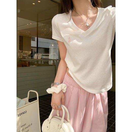 <曾小咸推荐>现货秒杀！最后一波 ！韩系正肩V领兔子刺绣短袖 日常99.99 立减50 秒杀49.99！ 商品图1