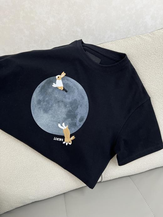 点此购买 罗意威@Suna Fujita联名神秘之旅月球兔子男女款圆领短袖T恤 zc 308659 商品图8