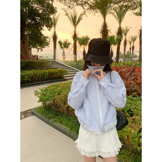 <曾小咸推荐>蕾丝拼接蓝色条纹衬衫外套 商品图2