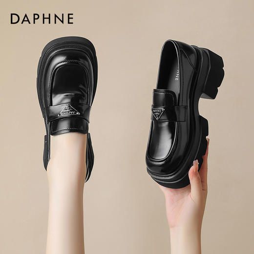 DAPHNE达芙妮三角标乐福鞋 | 独特的三角品牌logo装饰为鞋子整体提升了优雅与时尚感 商品图1