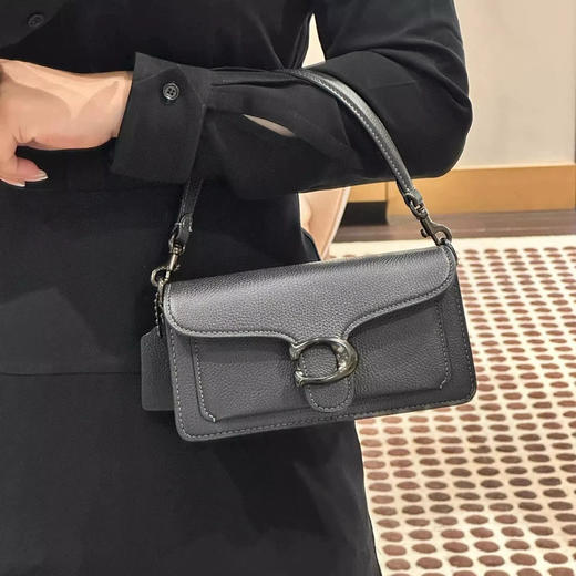 ¥1999🇺🇸Coach专柜新款tabby clutch斜挎包！黑色小酒神包！  配2条皮肩带（1短+1长）尺寸20×13×3cm，娇小妹子也能背，百搭无敌了！！ 商品图1