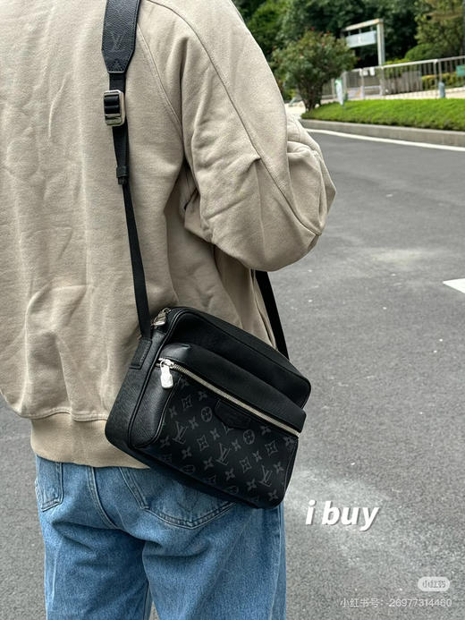 Lv男士黑武士邮差包 原厂皮 商品图1
