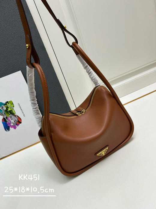 春季特惠💰600 普拉达新款保龄球包KK451 这款Lindy手拎包/肩背款采用小牛皮 商品图1