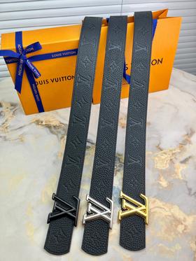 驴家 粗字母扣头 ，荔枝纹牛皮压花，印花层次分明，时尚大气