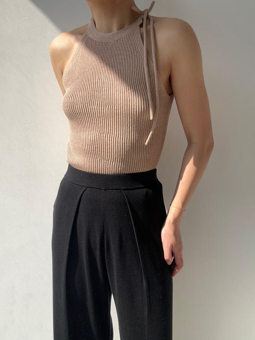 ZAANLI｜ZN10010 沙色 轻量感羊毛混纺绑带挂脖针织背心 商品图9