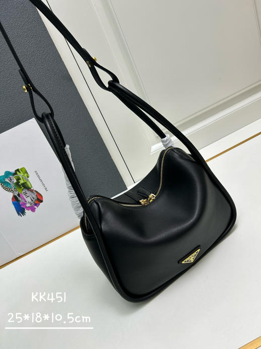 春季特惠💰600 普拉达新款保龄球包KK451 这款Lindy手拎包/肩背款采用小牛皮 商品图1