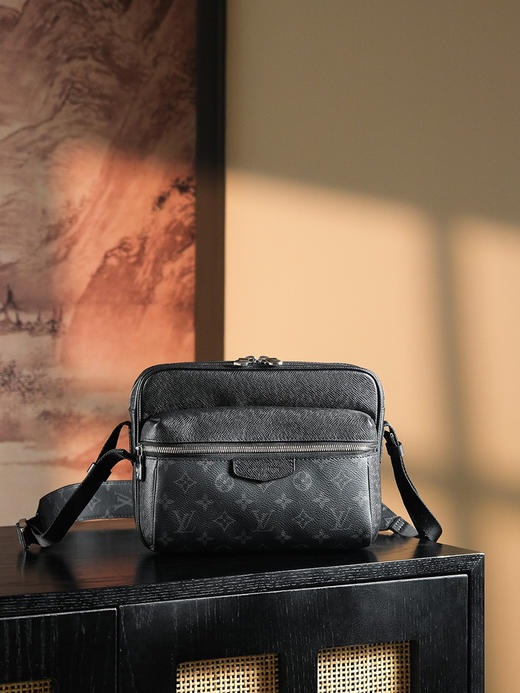 Lv男士黑武士邮差包 原厂皮 商品图0