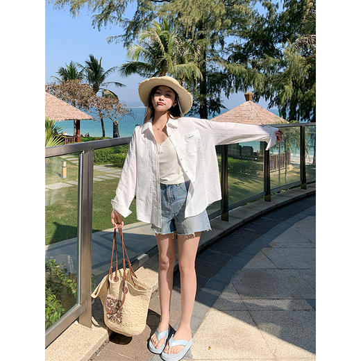 <曾小咸推荐>休闲慵懒风百搭蓝扣子白色衬衫 商品图2