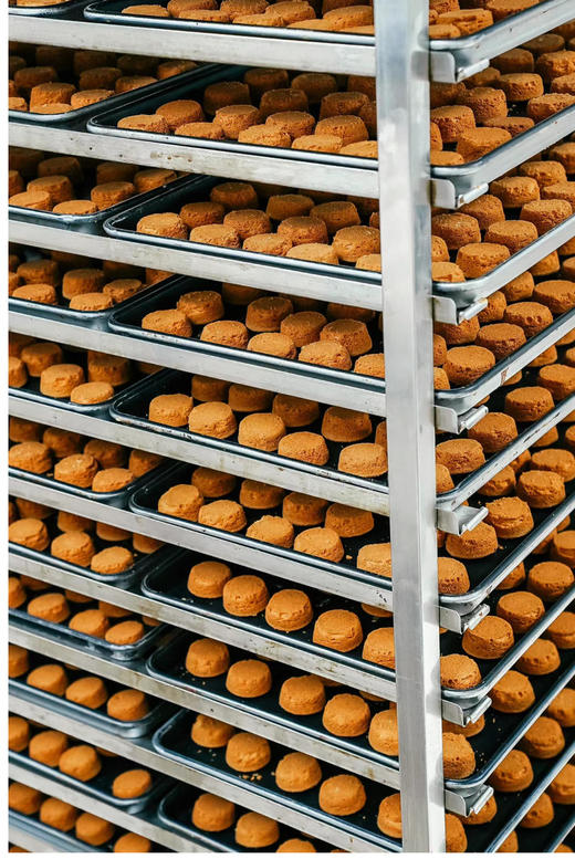 高端教师节/情人节礼物 两盒送礼袋 【麦萌10品&法国艾许联名款】艾许黄油蕾丝曲奇 比普通曲奇更厚  外层层层分明  比如蕾丝般美丽的波纹  一口“酥”醒味蕾 商品图5