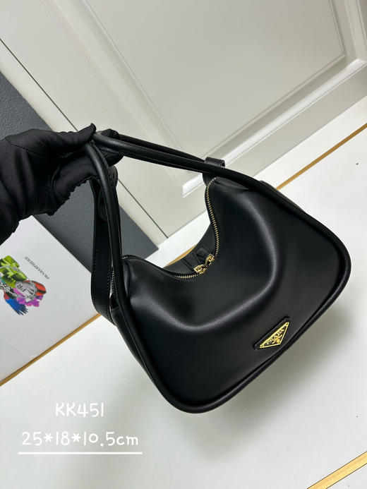 春季特惠💰600 普拉达新款保龄球包KK451 这款Lindy手拎包/肩背款采用小牛皮 商品图2