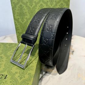 GU 针扣腰带 ，进口头层里面小牛皮压经典小花，搭配黑色皮底，皮质属于定型皮，不易变形，手工蜡线缝制，带尾镶嵌GG五金Logo🎁配全套包装，宽:4CM