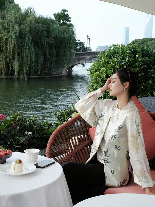 盛唐婧 |真丝缎竹叶提花对襟马甲 商品图4
