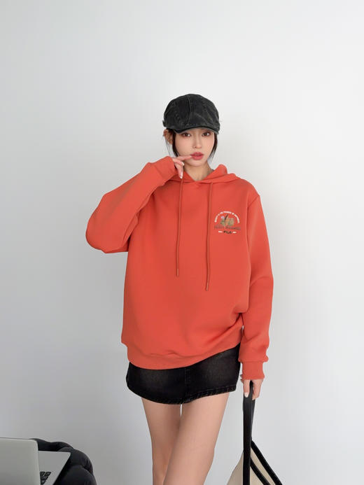 点此购买 斐乐 x 卢梭联名款男女款橘色连帽卫衣 ma 308507 商品图4