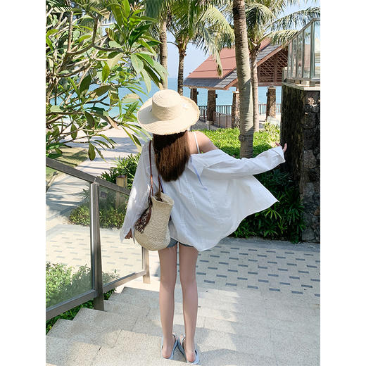 <曾小咸推荐>休闲慵懒风百搭蓝扣子白色衬衫 商品图4