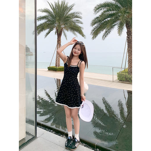 <曾小咸推荐>甜系气质黑底白波点吊带连衣裙 商品图2