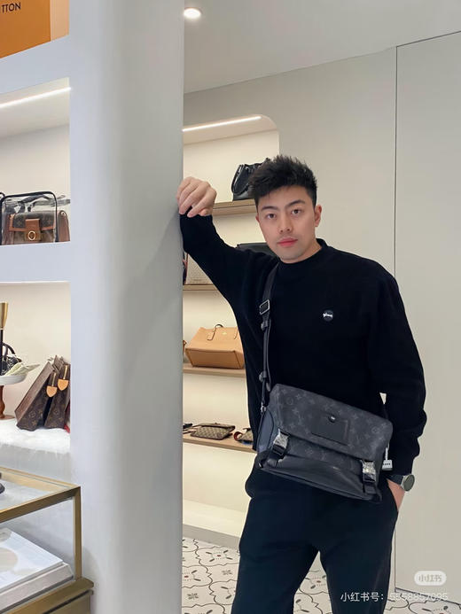 Lv男士邮差包 原厂皮系列 商品图2