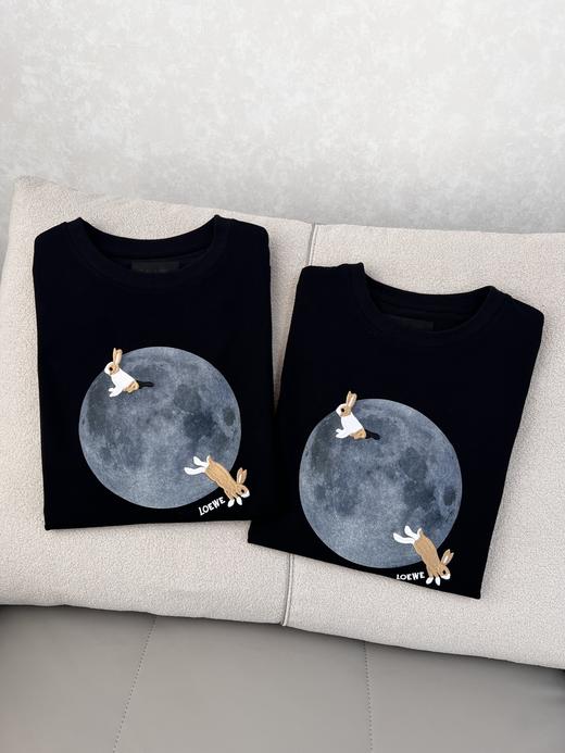 点此购买 罗意威@Suna Fujita联名神秘之旅月球兔子男女款圆领短袖T恤 zc 308659 商品图9