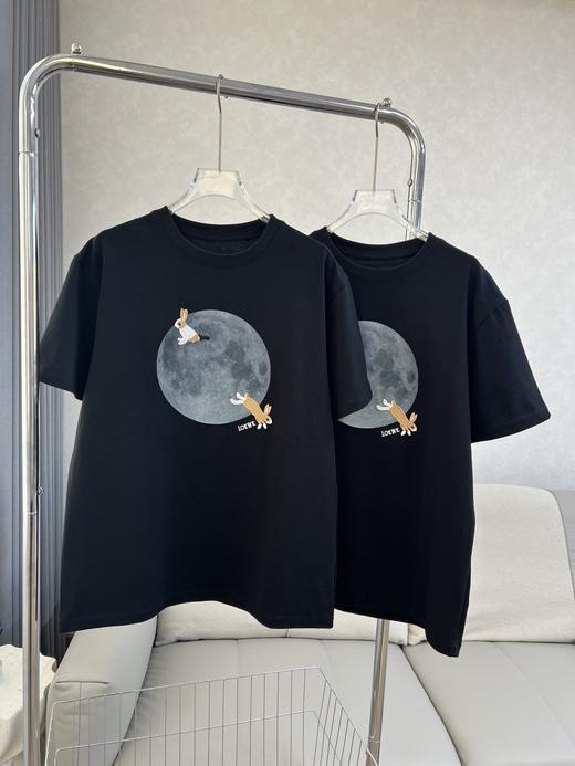 点此购买 罗意威@Suna Fujita联名神秘之旅月球兔子男女款圆领短袖T恤 zc 308659 商品图0