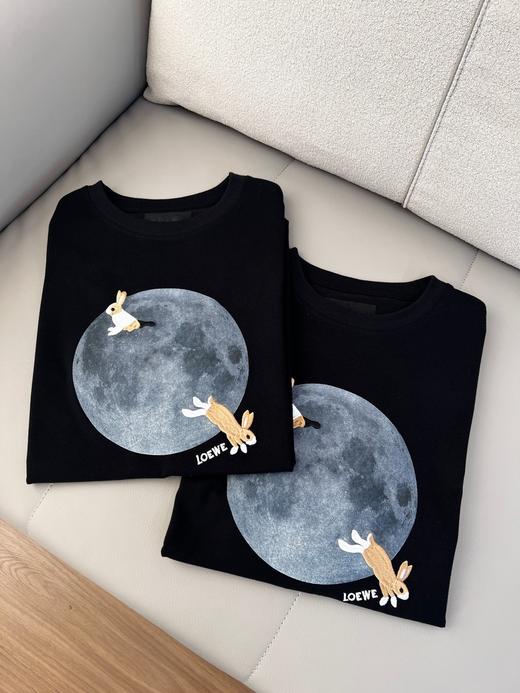 点此购买 罗意威@Suna Fujita联名神秘之旅月球兔子男女款圆领短袖T恤 zc 308659 商品图11