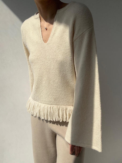 ZAANLI｜ZN10019 羊毛白 羽毛感羊毛花式纱流苏喇叭袖针织上衣 商品图2