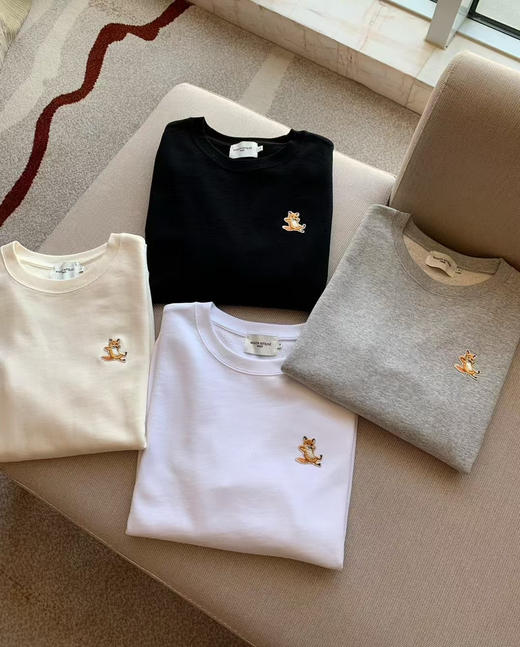 原单正品小狐狸情侣款卫衣 纯棉毛圈质地，手感柔软细腻~ 是咱们卫衣里面数一数二的好穿！ 推荐自留，给自己给家人，情侣款，一家人都能穿
四个色，尺码S-XL 商品图1