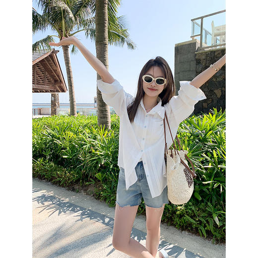 <曾小咸推荐>休闲慵懒风百搭蓝扣子白色衬衫 商品图1
