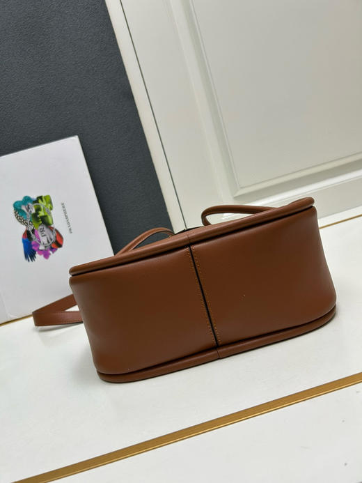 春季特惠💰600 普拉达新款保龄球包KK451 这款Lindy手拎包/肩背款采用小牛皮 商品图7